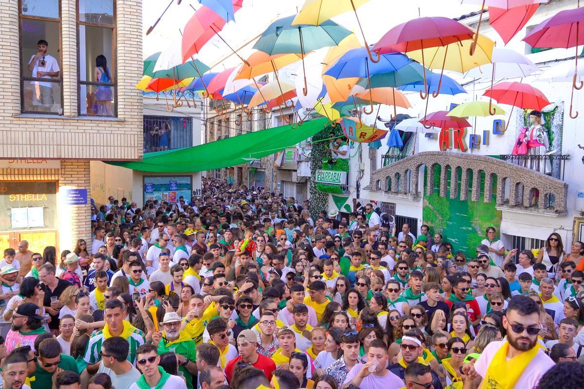 Ambiente durante el chupinazo de las Fiestas de San Buenaventura en Moraleja.
