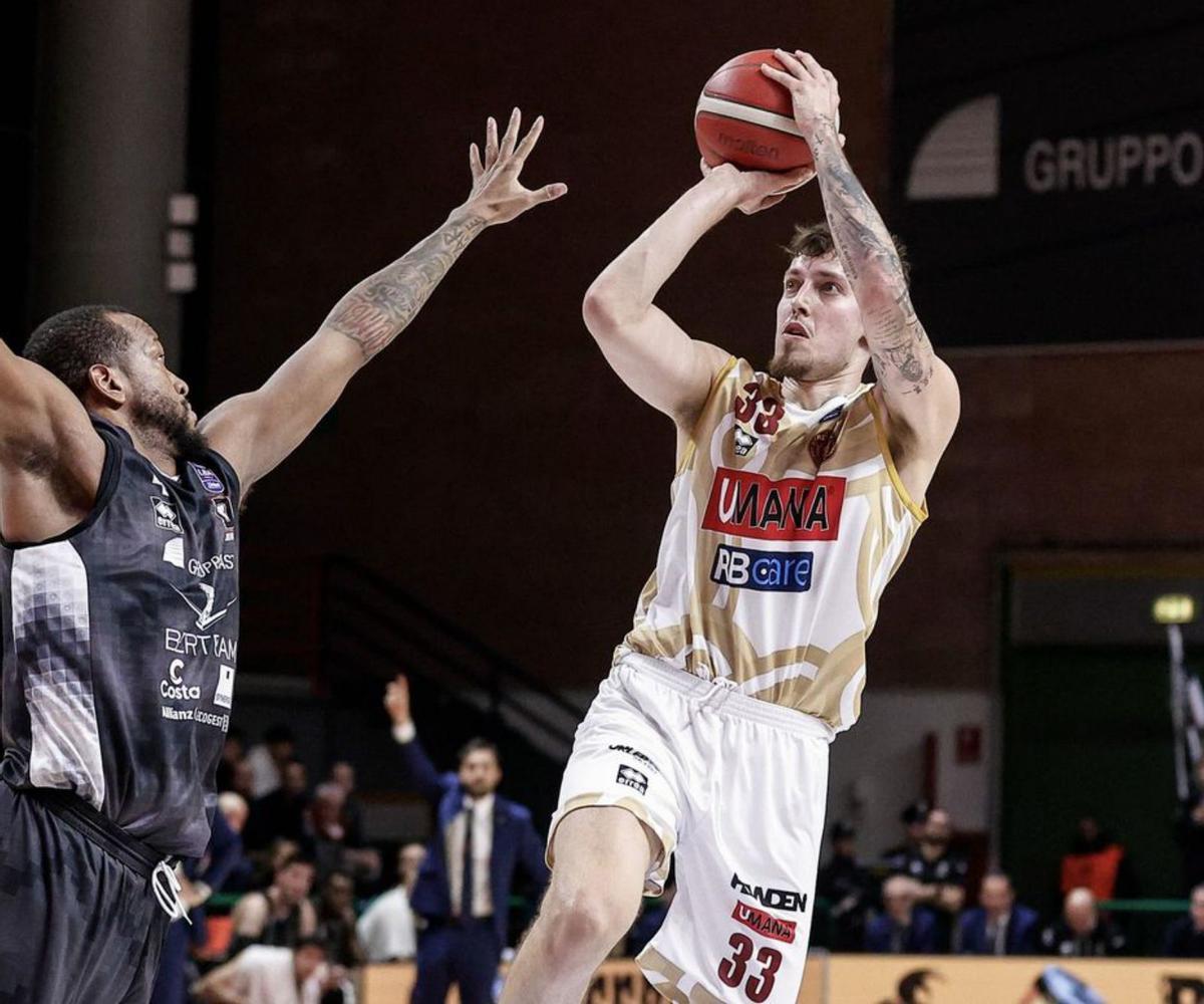 Kyle Wiltjer lanza ante la marca de Gorham. | REYER VENECIA