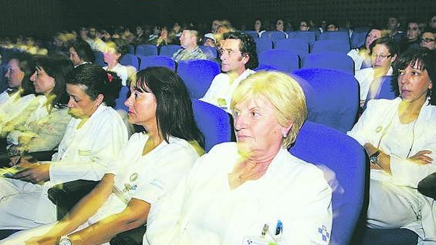 Asistentes a la jornada de enfermería que se celebró ayer en el salón de actos del Hospital San Agustín.