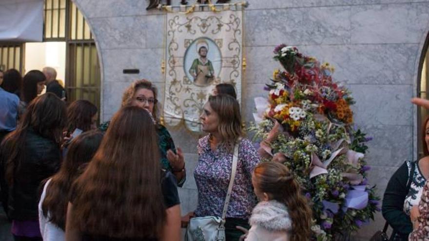 Numerosos ilicitanos visitaron ayer a San Crispín en la parroquia Madre de Dios.