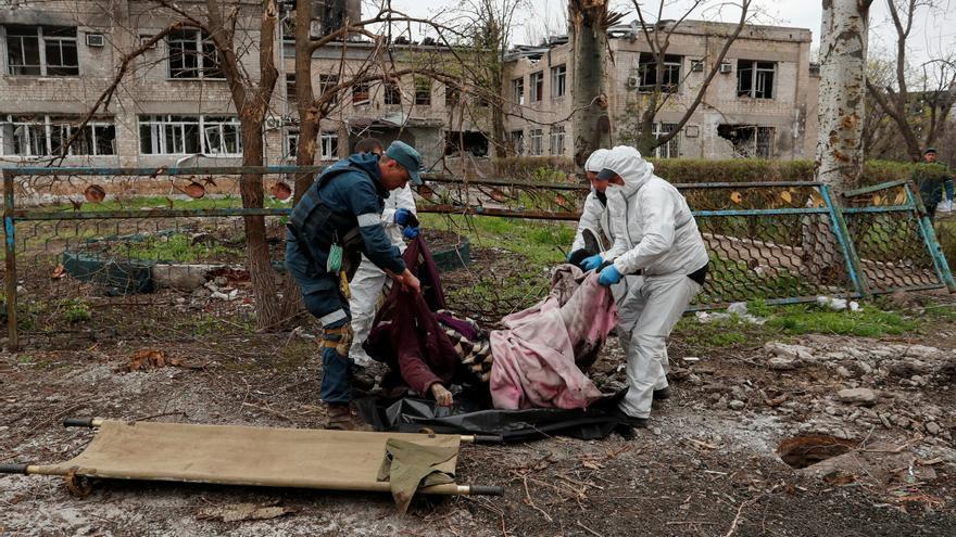 Hallan una fosa común en Mariupol donde podrían apilarse hasta 9 mil cadáveres