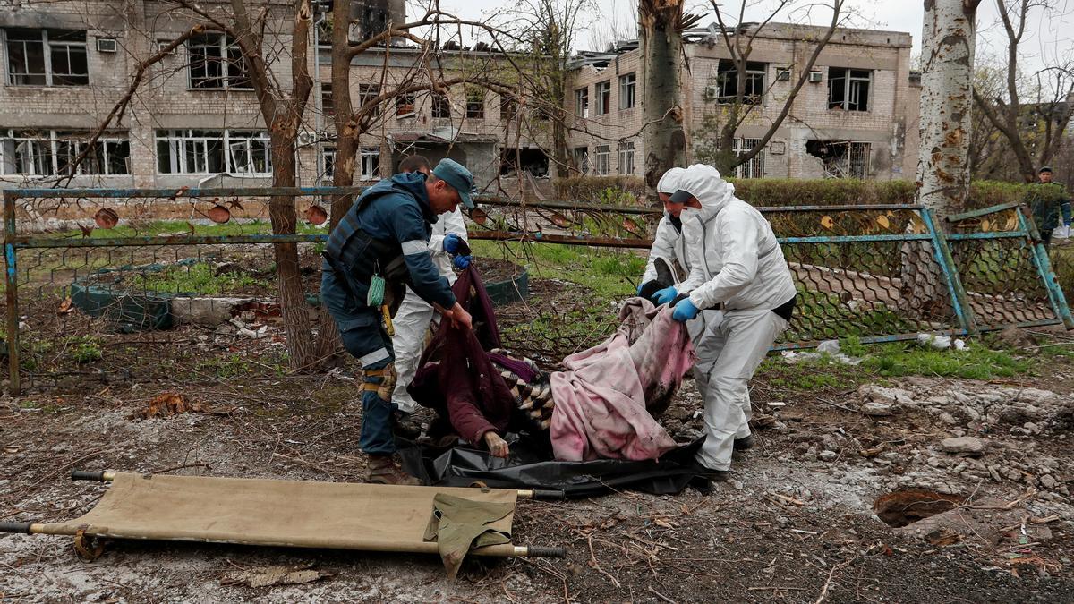 Hallan una fosa común en Mariupol donde podrían apilarse hasta 9 mil cadáveres.