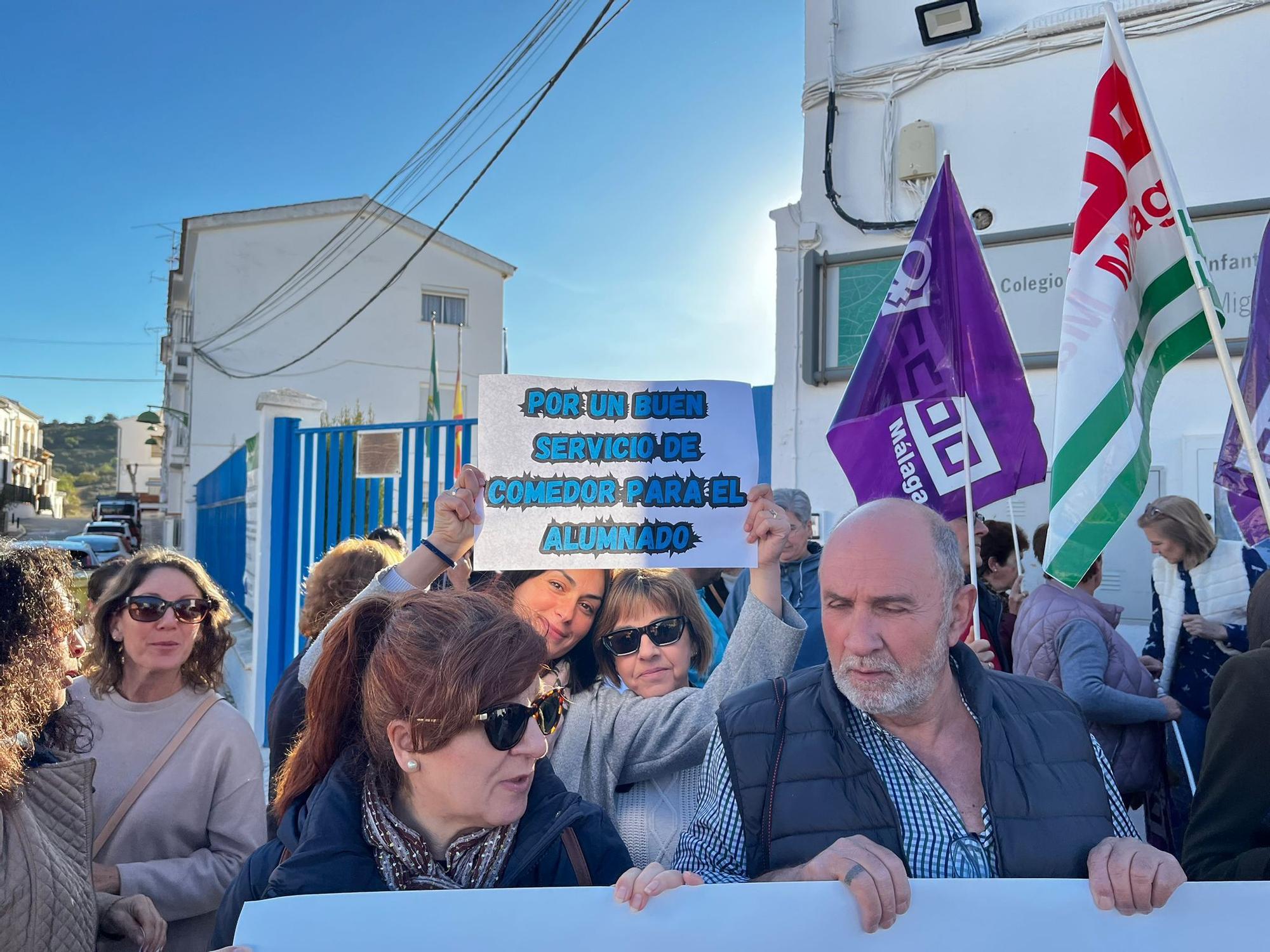 Concentración de familias del CEIP Miguel Berrocal de Villanueva de Algaidas.