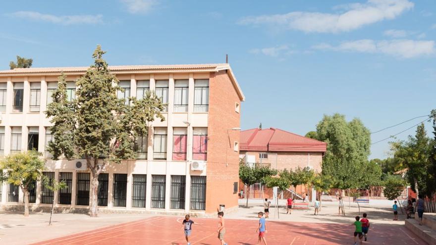 Sorprenden a un niño de 12 años con una pistola en la mochila en un colegio de Murcia