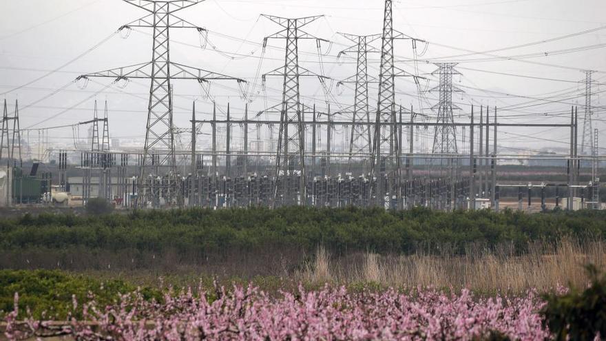 La subestación eléctrica de Catadau, rodeada de explotaciones agrícolas, ayer.