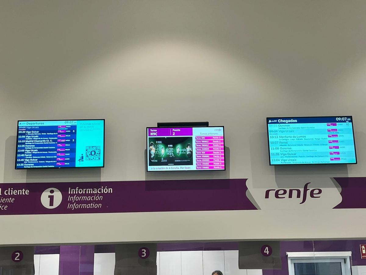 Panel informativo en la estación de trenes de A Coruña esta mañana, con varios servicios cancelados por la huelga de algunos sindicatos de maquinistas.