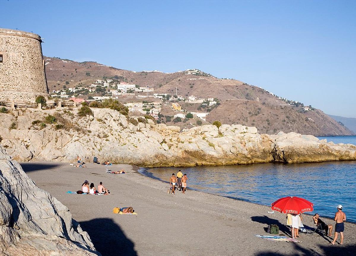 Playa de El Tesorillo, una de las más hermosas y concurridas de Granada