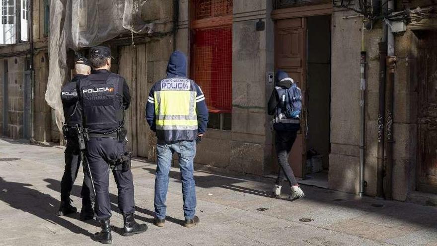 El despliegue policial ayer en la calle Libertad, casco histórico de Ourense.  // Enzo Sarmiento