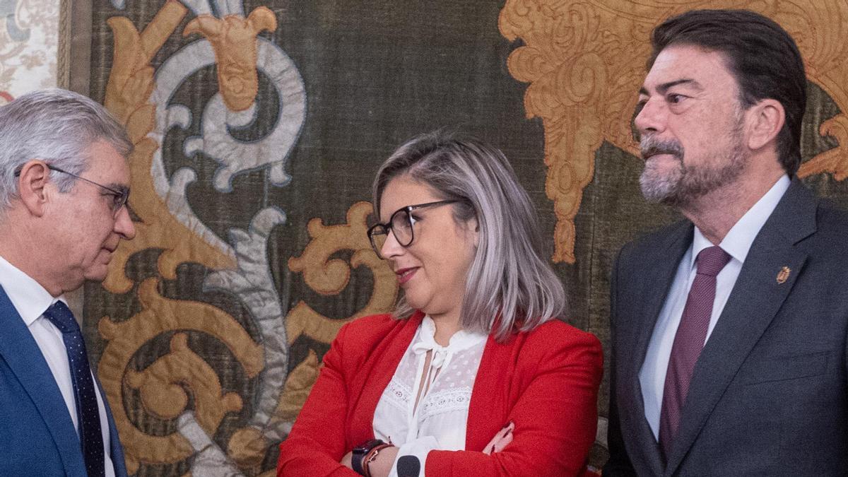 La vicealcaldesa Sánchez y el alcalde Barcala conversan con el interventor municipal