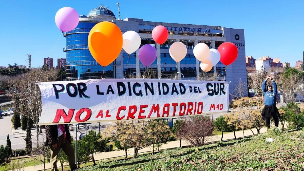 Vecinos protestan contra el crematorio de la M40.