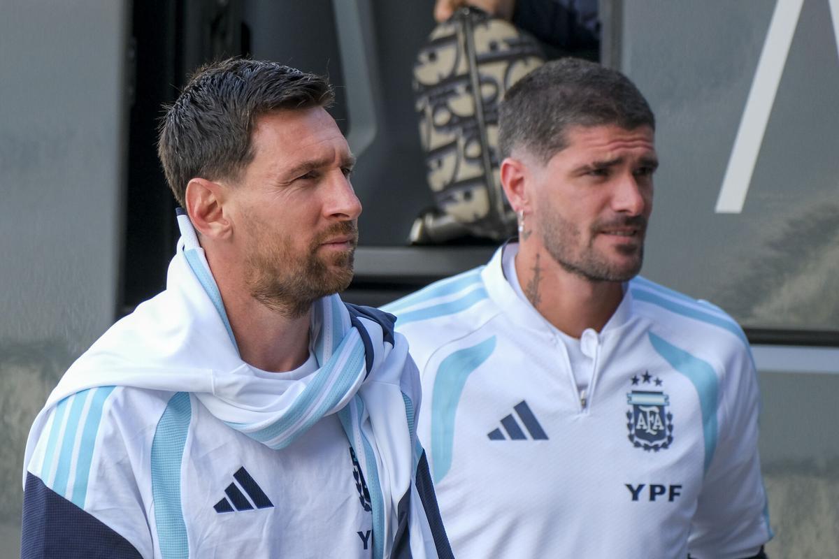 Lionel Messi, junto al exatlético Rodrigo De Paul (d), a su llegada al entrenamiento de la selección argentina realizado en el estadio Martínez Valero previo al amistoso ante Angola que disputan mañana viernes en el país africano. EFE/Pablo Miranzo. -añade vídeo y foto-
