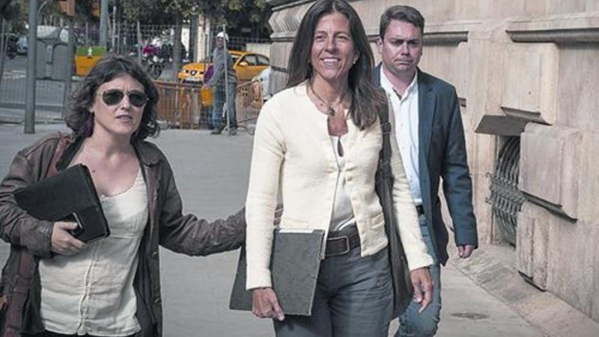 Anna Vidal (centro), el pasado abril, antes de declarar en el Tribunal Superior de Justícia de Catalunya.