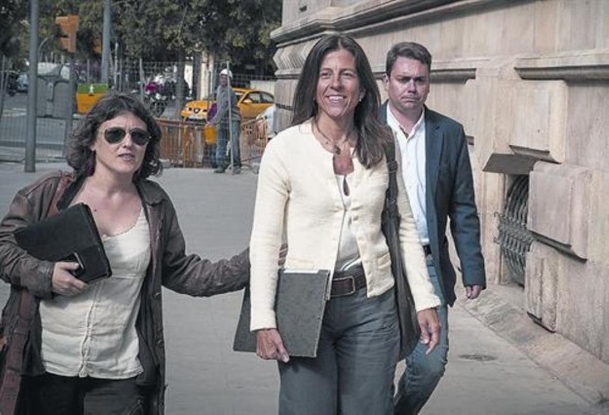 Anna Vidal (centre), l’abril passat, abans de declarar al Tribunal Superior de Justícia de Catalunya.