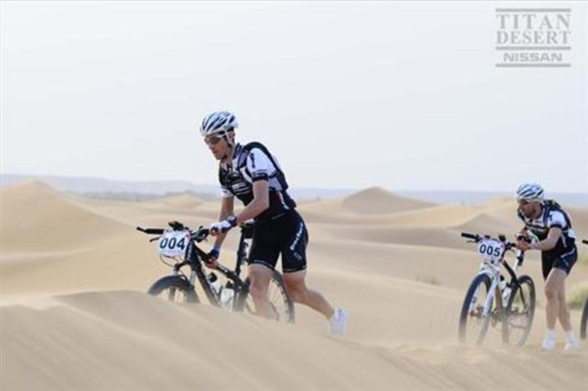 Dos participants de la Titan Desert, en una edició anterior. Dos participants de la Titan Desert, en una edició anterior.