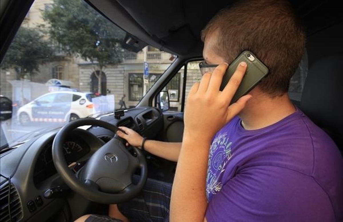 cmarquez30844551 barcelona 28 08 2015  conductor hablando por telef160128182810