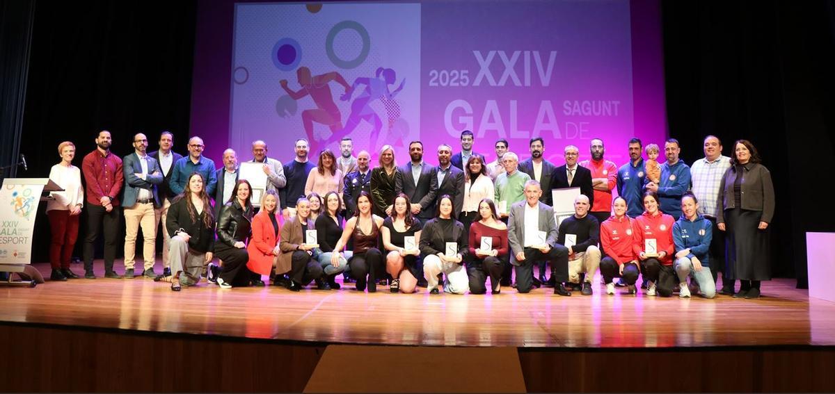 Deportistas premiados y autoridades.