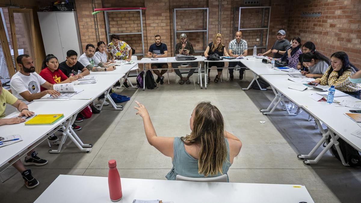 Clases de catalán en la escuela de adultos La Troca de Sants, en Barcelona, este mes de julio.