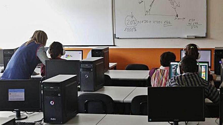 Alumnos con TEA, en el aula de informática del IES Poeta Claudio Rodríguez.