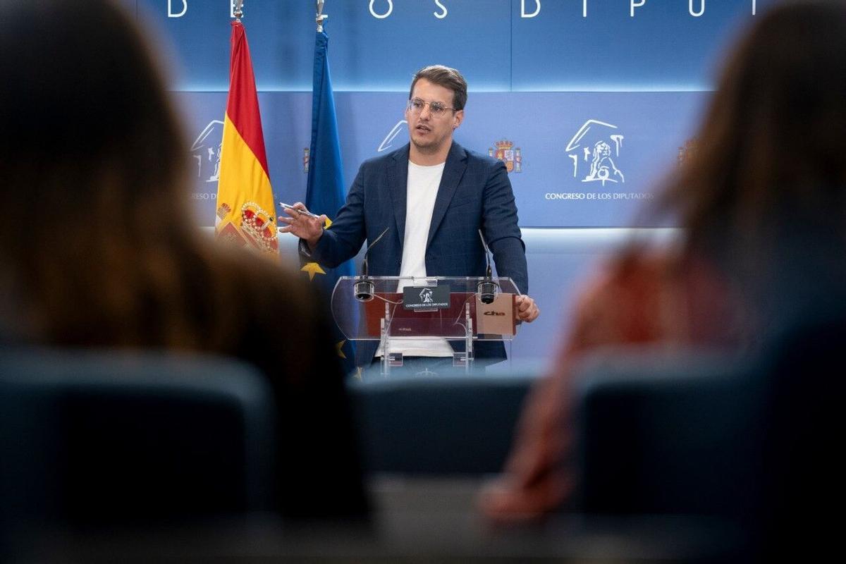 El diputado de CHA en el Congreso, Jorge Pueyo, en rueda de prensa en el Congreso.