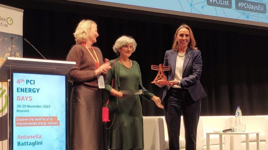 Eva Pagán, de Redeia, recibe el premio de la directora general de Energía de la CE, Ditte Juul-Jorgensen.