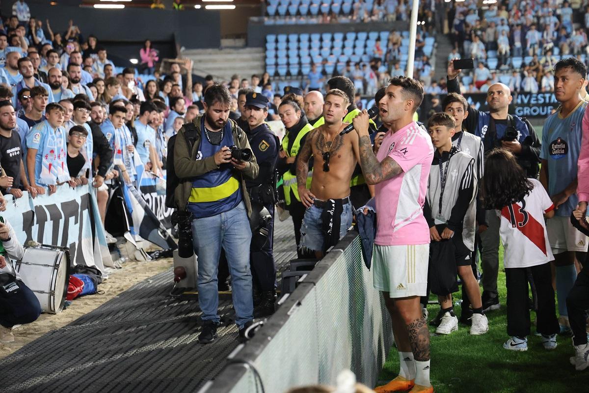 Hugo Mallo se dirige a la afición tras el partido contra el Barcelona