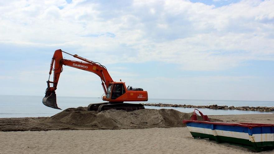 Labores de regeneración de playas en Estepona.