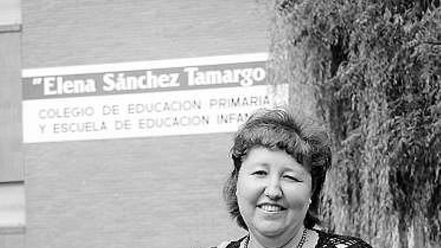 Carmen Alonso junto al colegio elegido como destino profesional.