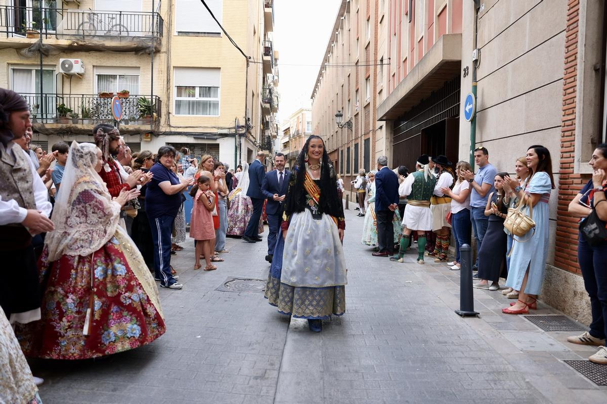 El paso de la comitiva coincidió con el Besamanos de las fallas