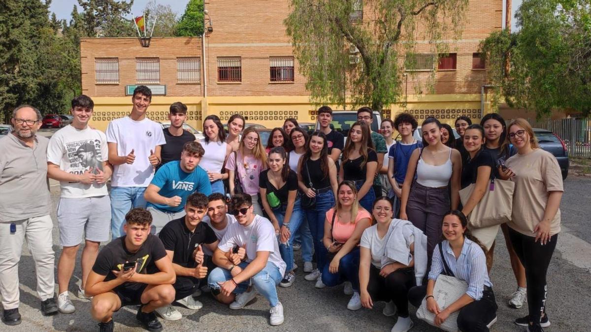 Alumnos de primero del grado de Educación Primaria de la UMA en el CEIP Manuel Altolaguirre junto al director del centro, Miguel A. Muñoz. | LA OPINIÓN