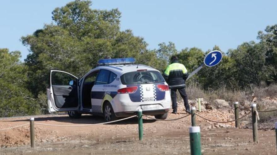 Una de las señales que ha sufrido los destrozos en la zona del Faro.