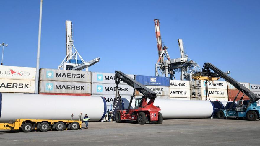 Carga de componentes eólicos en el Puerto de Marín.
