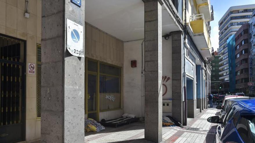 Investigan la muerte de un migrante en la calle Albareda