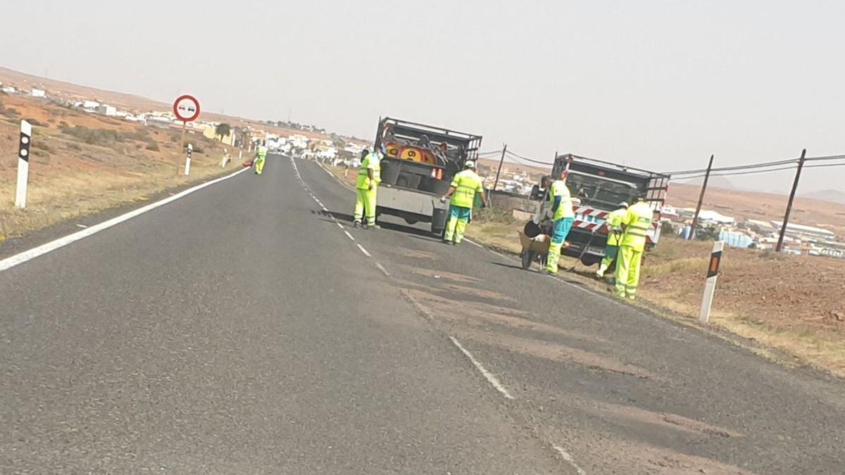 Trabajadores del Cabildo de Fuerteventura parcheando una carretera próxima al pueblo de Antigua.  | | LP/DLP