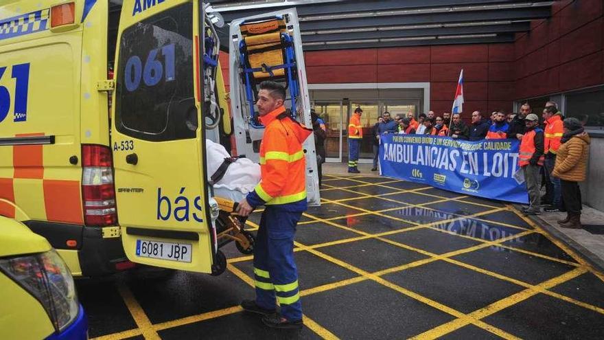 La concentración de trabajadores de ambulancias ante el Hospital Comarcal do Salnés. // Iñaki Abellla