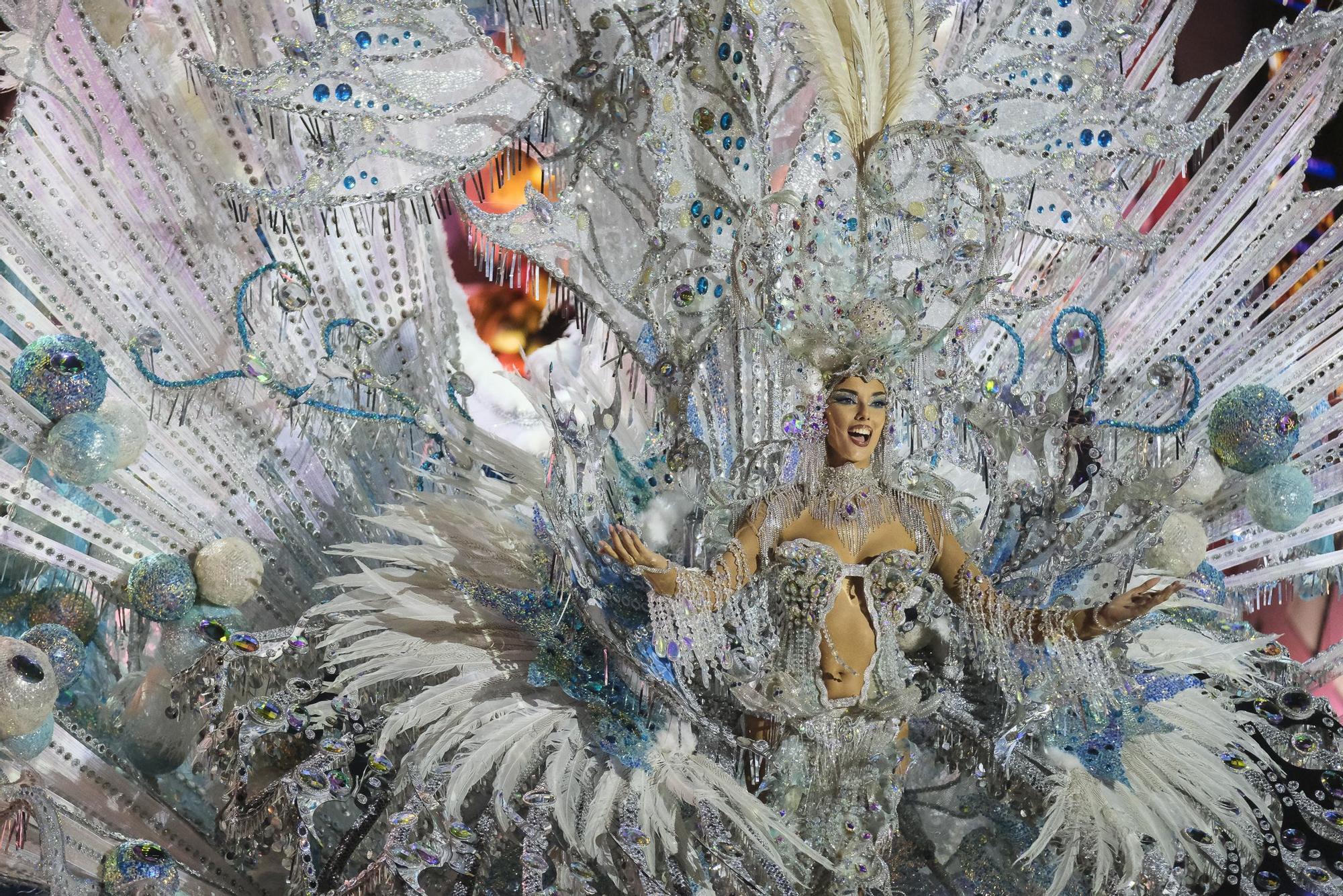 Ayuntamiento de la Vega de San Mateo presenta a Andrea Franco Herrera con la fantasía ‘La perla’ diseñada por Juan Carlos Armas