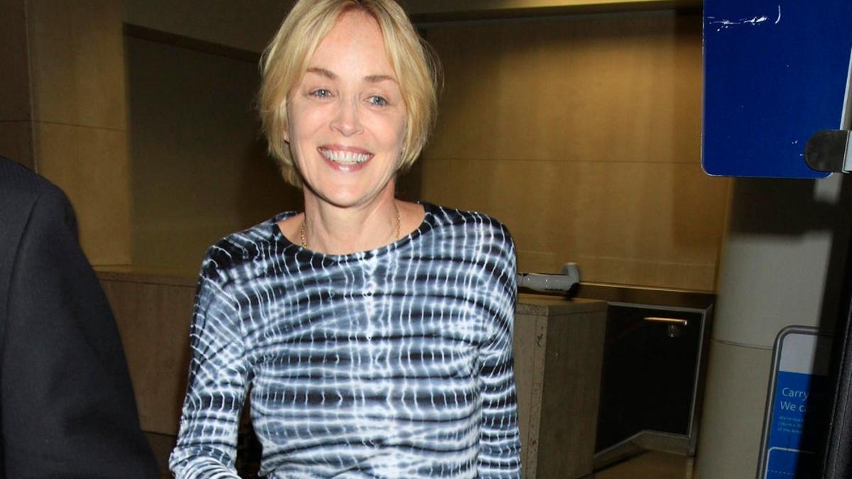 Sharon Stone con camiseta psicodélica