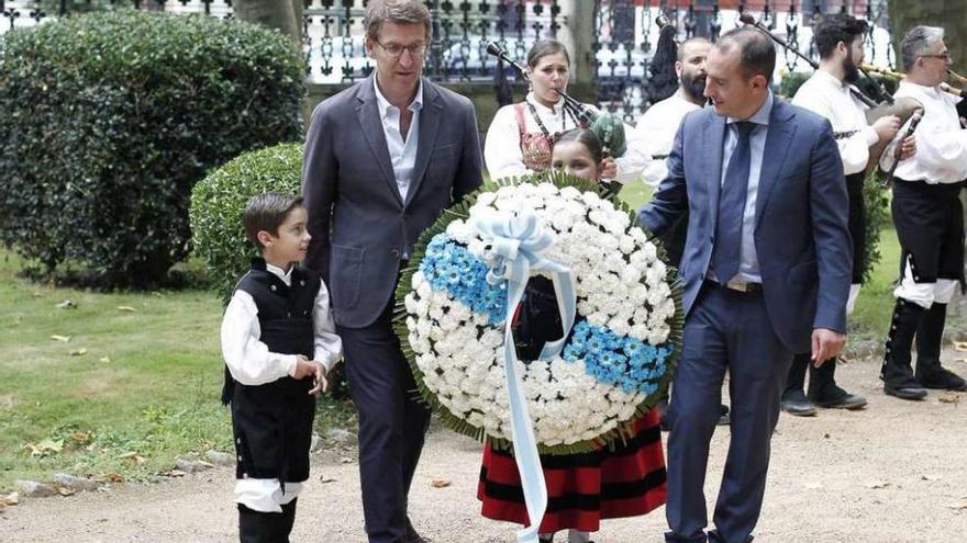 Feijóo y el alcalde de Padrón, ayer, en el acto del PPdeG por el Día de Galicia. // Faro