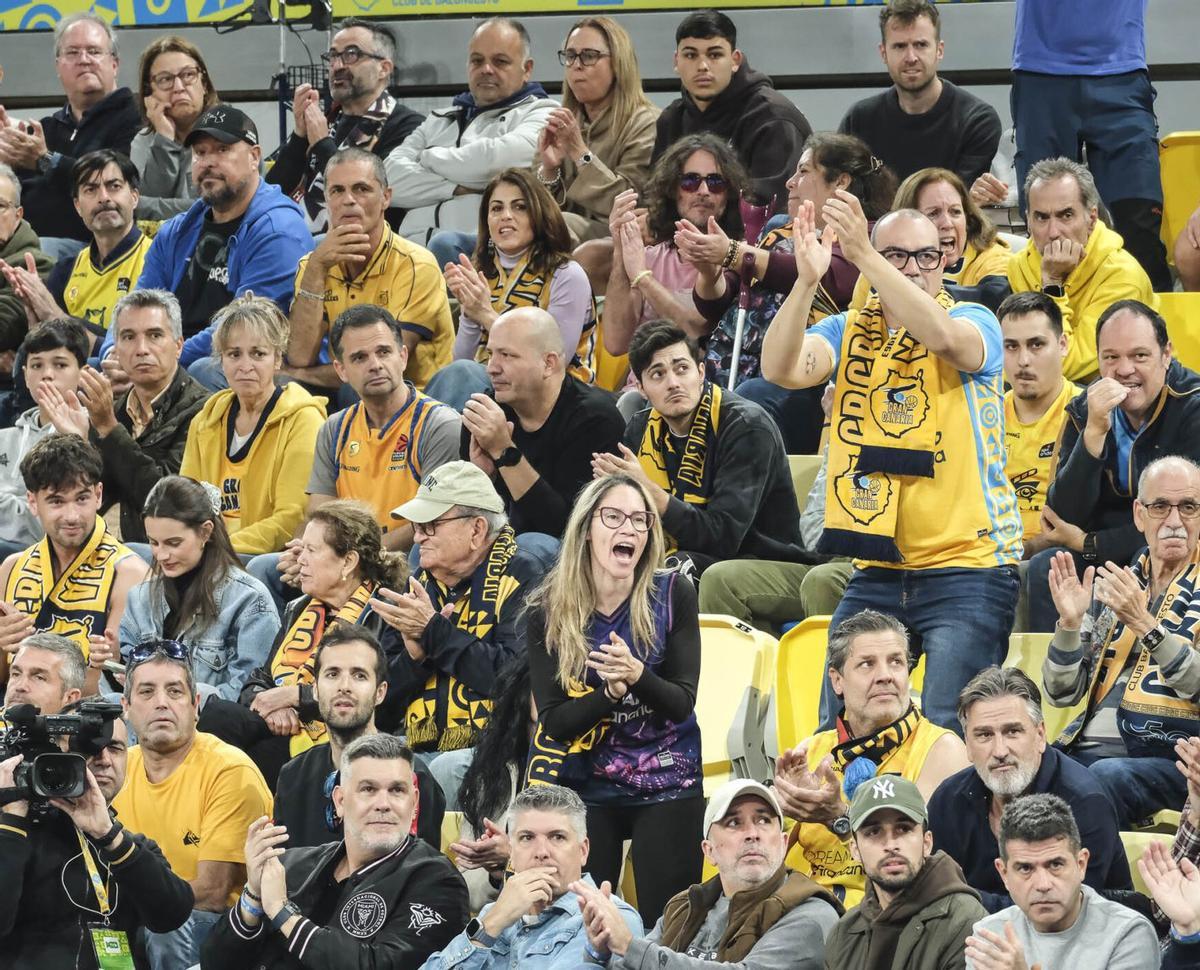 Aficionados del Dreamland Gran Canaria durante el choque contra el Real Madrid, en el Arena.  | JOSÉ PÉREZ CURBELO