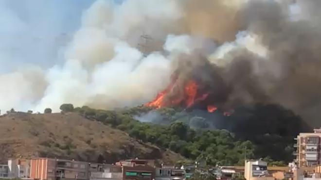 El incendio en Collserola obliga a desalojar a 35 vecinos de Torre Baró y a confinar dos barrios de Barcelona