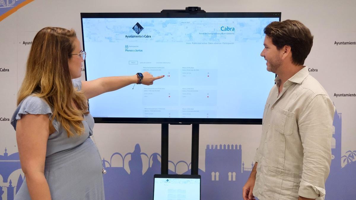 La delegada de Nuevas Tecnologías, Sara Alguacil, y el alcalde de Cabra, Fernando Priego, en la presentación del nuevo portal de Transparencia.