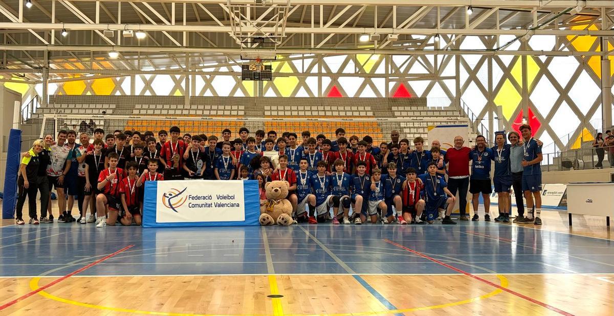 Foto de familia de la Final Four Autonómica infantil celebrada en Nou Moles.