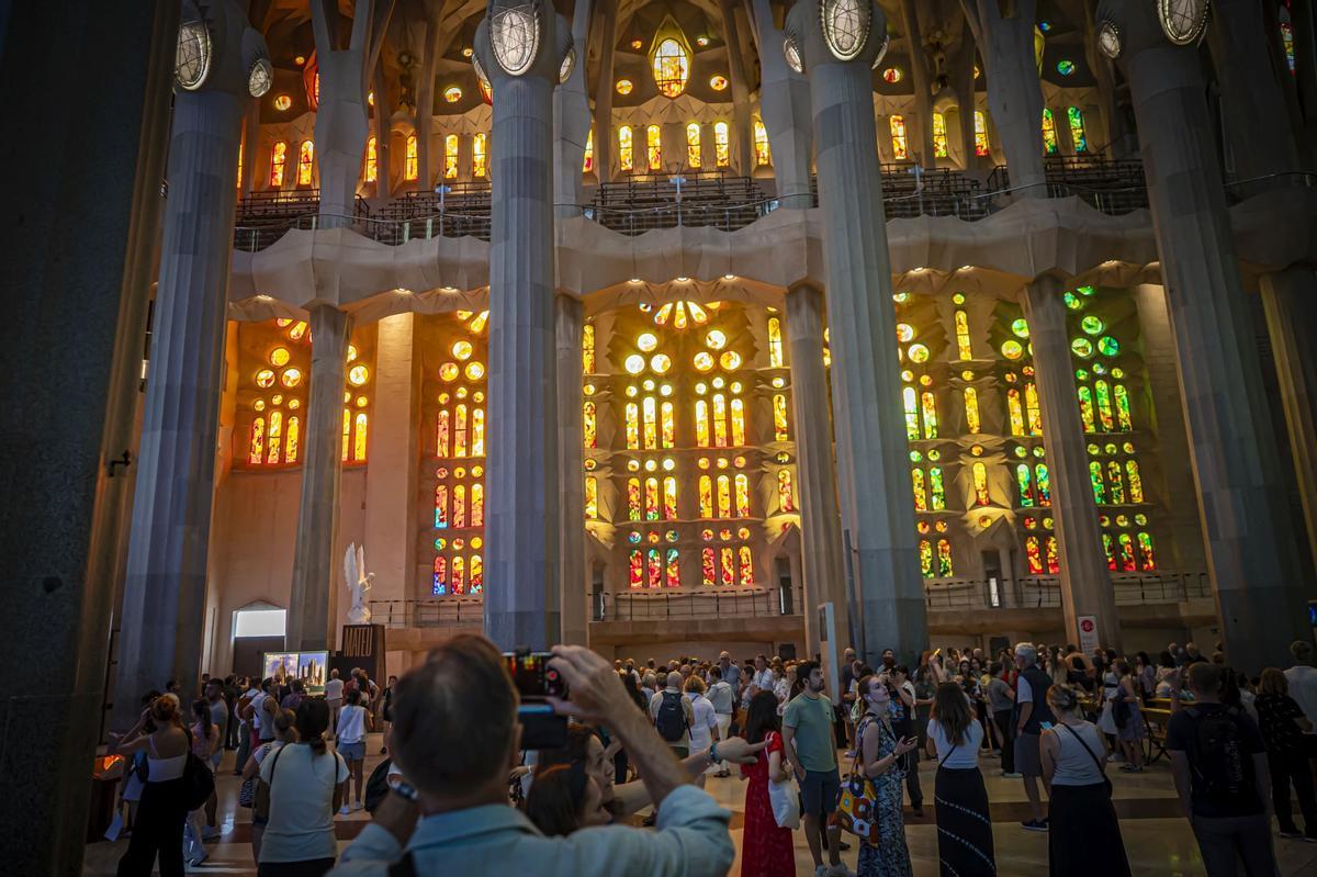 Dos colosales figuras de mármol griego de Thasos, el más blanco del mundo, aguardan a los pies del templo de la Sagrada Família para ser alzadas en octubre a la cima de las torres dedicadas a los evangelistas Juan y Mateo, la primera, como marca la tradición cristiana, un águila, y la segunda, con un esculpido que a veces confunde incluso a los más creyentes, con el aspecto de un hombre alado, sin que eso sea exactamente un ángel.