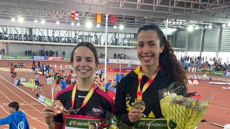 Nuria Muntaner y Alba Serrano, con sus medallas en Salamanca