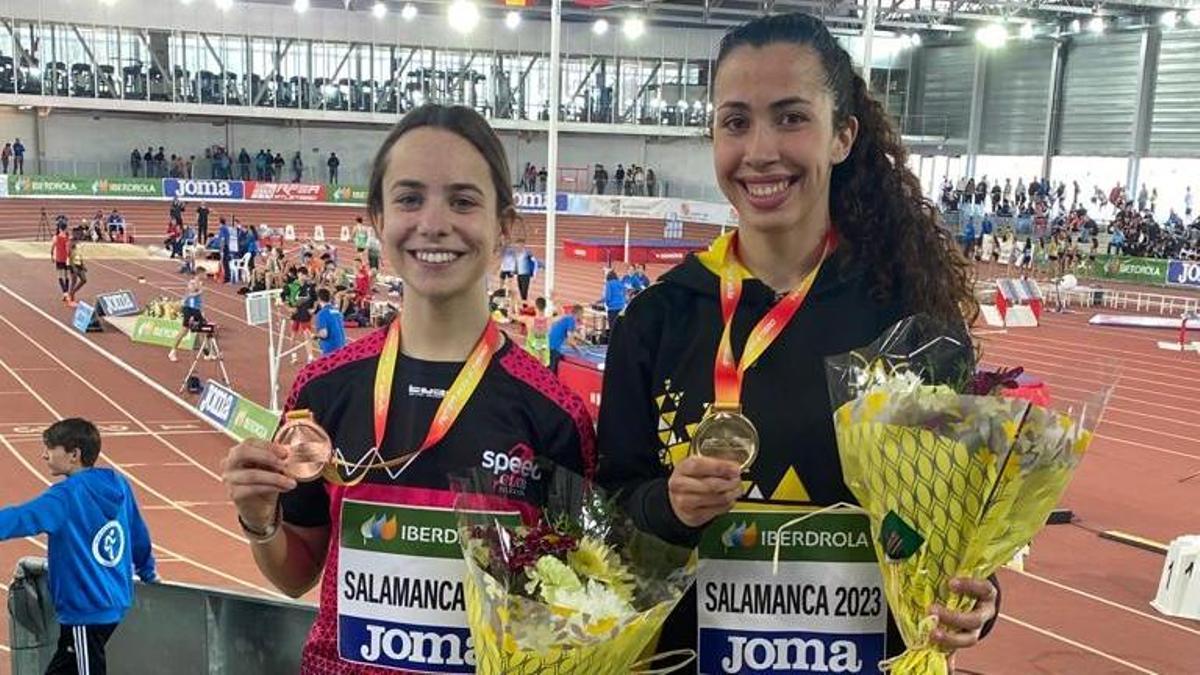 Nuria Muntaner y Alba Serrano, con sus medallas en Salamanca