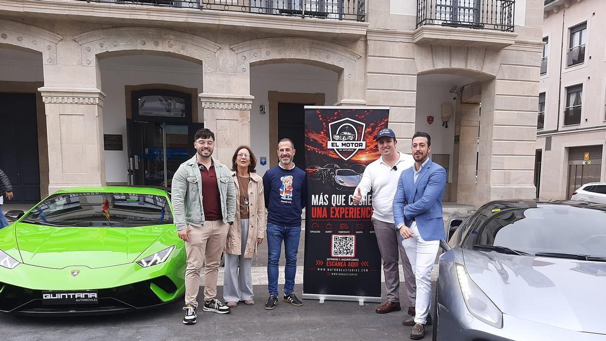 Por la izquierda, Damián Villalobo, la edil Patricia Atuña, Ángel García, Marco Fernández y Lucas Lamaro