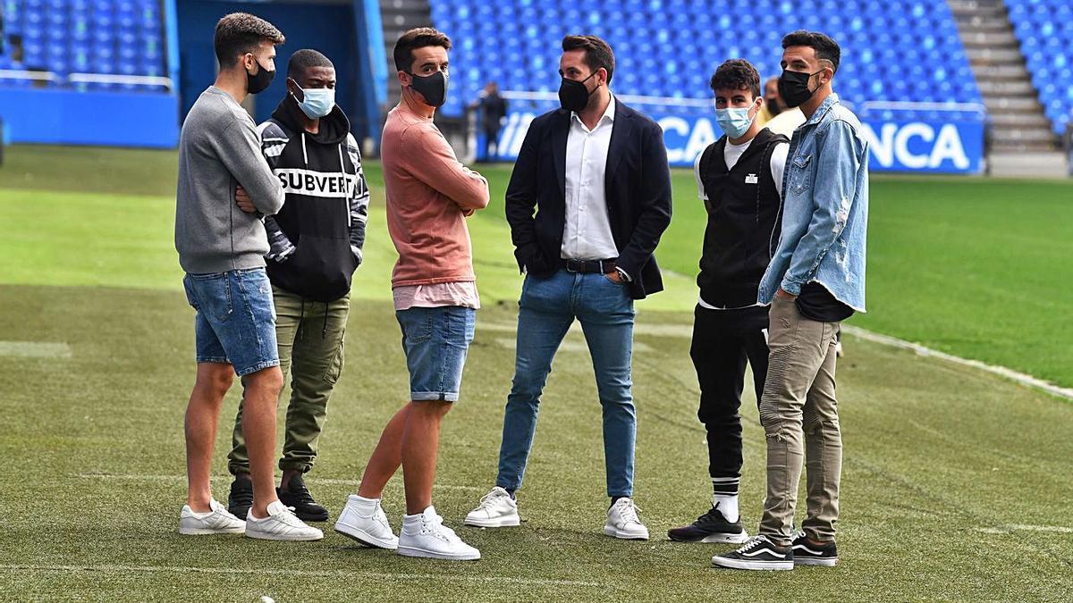 Varios de los nuevos componentes del Deportivo, ayer en Riazor.  // VÍCTOR ECHAVE