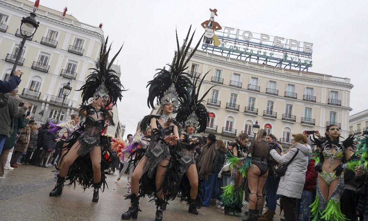 Varias comparsas del Carnaval de Cartagena desfilaron ayer por el centro de Madrid