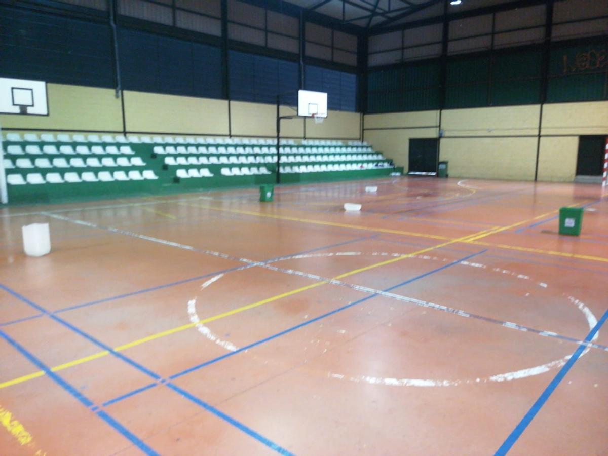 Pabellón deportivo de Plasencia con cubos por las goteras.