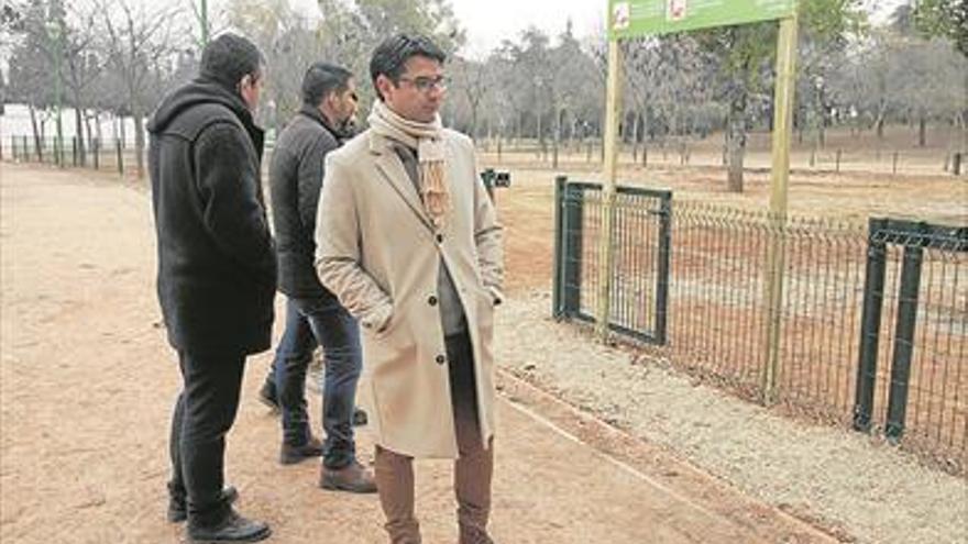 El Parque Cruz Conde cuenta con una zona dedicada a los perros