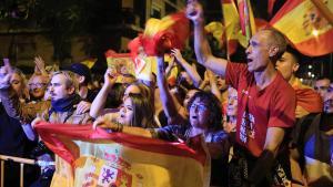 Unes 300 persones demanen als policies que se’n vagin i altres tants defensen la seva presència.